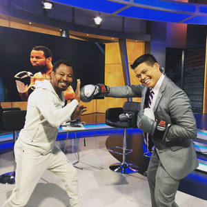 Dois homens com luvas de boxe dão socos brincalhões um no outro em um estúdio de TV. — Boxe Papéis de Parede