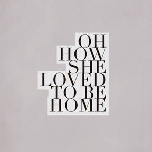 Cita de texto negro escalonado que dice 'Oh how she loved to be home' sobre fondo gris texturizado. — Inicio Fondos de pantalla