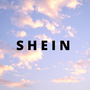 Logotipo SHEIN contra un cielo pastel de atardecer con nubes suaves. — She Fondos de pantalla