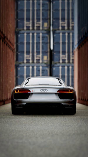 Audi R8 plateado estacionado entre contenedores apilados por la noche. — Audi Fondos de pantalla