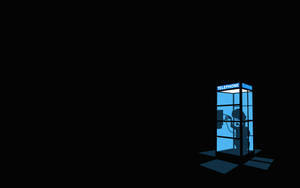 Persona en cabina telefónica iluminada en azul por la noche — Simple Fondos de pantalla