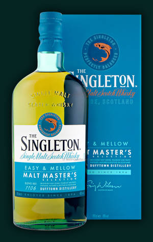 En flaske The Singleton whisky ved siden av sin blå emballasje på en mørkegrønn bakgrunn. — Whiskey Bakgrunner