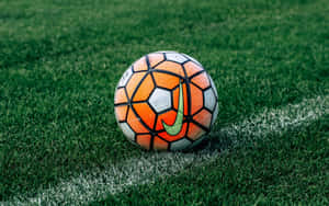 Ein Fußball auf einem grünen Rasenfeld mit einer weißen Linie. — Fußball Wallpaper