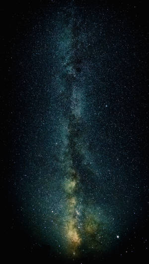 Via Láctea se estendendo verticalmente por um céu noturno cheio de estrelas. — Universo Papéis de Parede