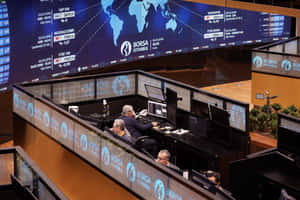 Traders au travail dans une bourse moderne avec des écrans numériques montrant des données financières. — Dow Jones Fonds d'écran