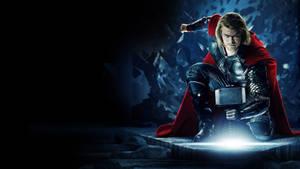 Thor ajoelhado em uma caverna escura segurando seu martelo brilhante. — Super-herói Papéis de Parede