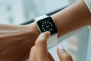 Personne vérifiant la météo sur une montre connectée avec un bracelet blanc. — Applicable Fonds d'écran