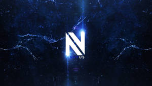 Logotipo N blanco brillante con texto ENVYUS sobre fondo de mármol agrietado azul oscuro. — Logo Fondos de pantalla