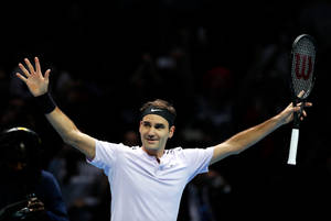 Roger Federer festeggia la vittoria nel tennis con le braccia alzate e la racchetta in mano. — Federer Sfondi