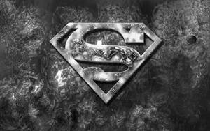 Superman-logo i metallisk sølv mod en mørk flydende baggrund — Sølv Wallpapers