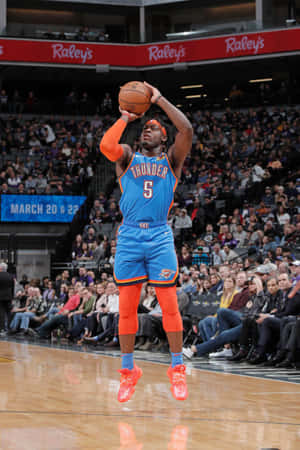 Giocatore di basket in uniforme blu e arancione esegue un tiro in sospensione nell'arena. — NBA Sfondi