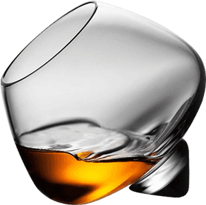 Et skråstilt whiskyglass med ravfarget væske og skarpe refleksjoner på svart bakgrunn — Whiskey Bakgrunner