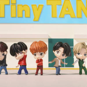 Five chibi BTS figurines posing in front of a 'Tiny TAN' sign. — Tiny Tan Bts Wallpaper
