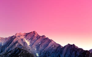 Chaîne de montagnes rose au crépuscule avec ciel dégradé — MacBook Fonds d'écran