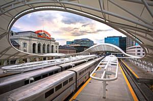 Quai de Union Station au crépuscule avec auvent moderne et bâtiments en verre — Bâtiment Fonds d'écran