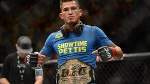 UFC-vechter Showtime Pettis houdt kampioensgordel in octagon. — UFC Achtergronden