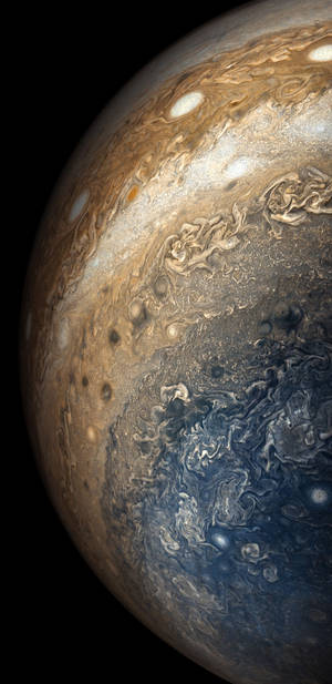 Jupiters wervelende stormen en wolkenbanden in rijke bruine, blauwe en witte tinten tegen de zwartheid van de ruimte. — Jupiter Achtergronden