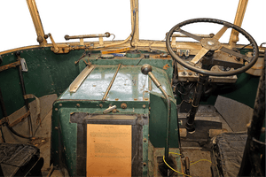 Rostig vintage fordonscockpit med grön metallinstrumentbräda och svart ratt. — Eld Bakgrundsbilder