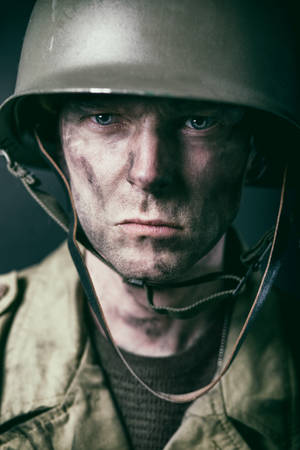 Primer plano de un soldado cansado con suciedad en la cara usando casco. — Militar Fondos de pantalla