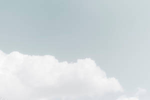 Suaves nubes blancas flotando en un cielo azul pálido — Blanco Fondos de pantalla
