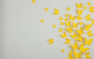 Borboletas de papel amarelo decoram uma parede branca texturizada em estilo minimalista. — Amarelo Papéis de Parede
