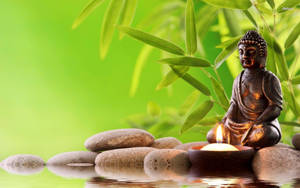 Buddha-statue med lys på sten ved siden af roligt vand og bambus. — Zen Wallpapers