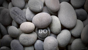 Glatte grå sten med indgraverede motiverende sætninger som 'Simplicity is that rocket science' og 'DO WHAT'S WORTH DOING'. — Zen Wallpapers