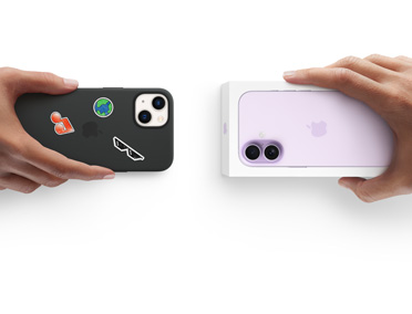 Hænder bytter en iPhone 13 med silikone-etui og klistermærker på bagsiden for en ny iPhone 17 i æsken.