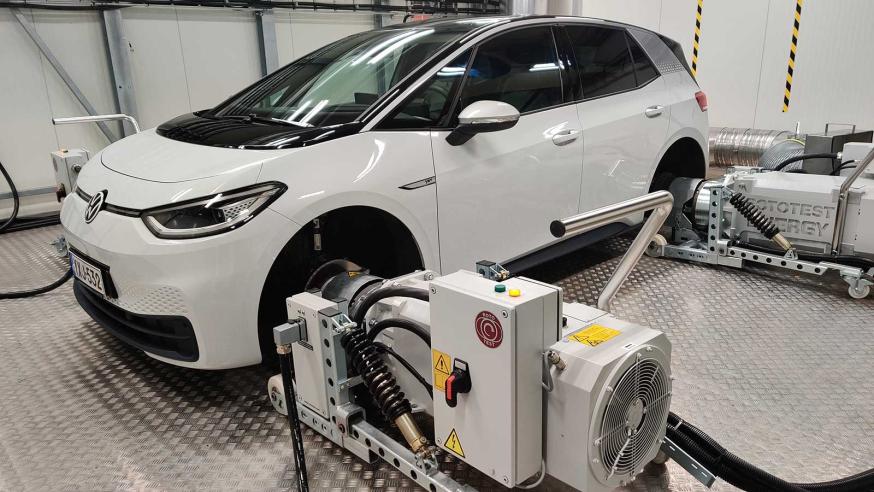 Auto testauksessa olosuhdelaboratoriossa.
